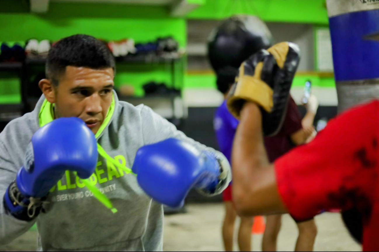 En el Club de Boxeo Chetumal los deportistas calientan y entrenan arduamente