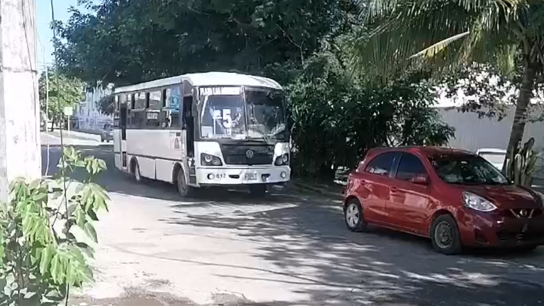 Entre la calle 93 y 95 de la avenida, los automóviles deben realizar maniobras para evitar caer en los baches