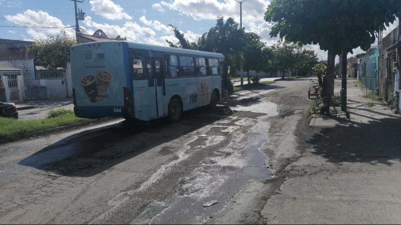 Baches en Av. Miguel Hidalgo causan problemas de tránsito vehicular en Cancún