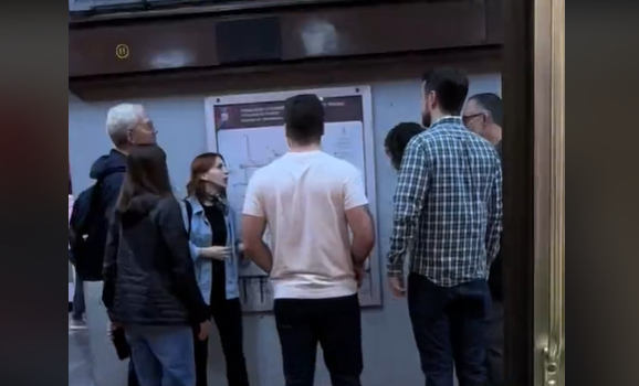 Graban a extranjeros realizando un tour guiado en el Metro de CDMX.