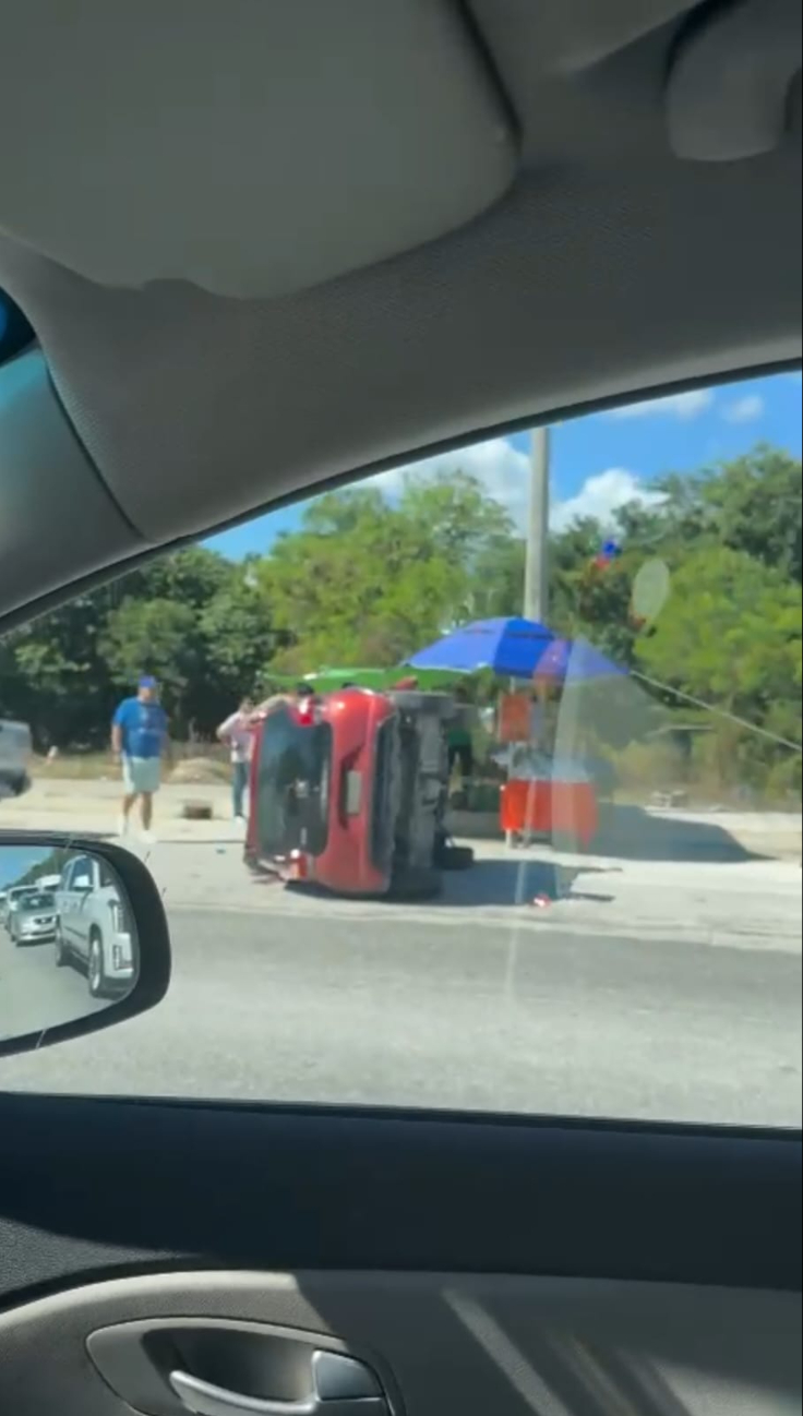 Conductor choca una camioneta y termina volcado en una avenida en Playa del Carmen 