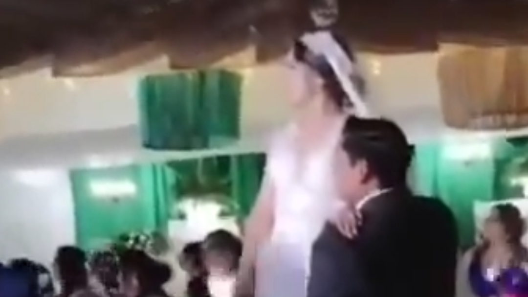 Los novios se encontraban bailando cuando hombre irrumpieron en el lugar