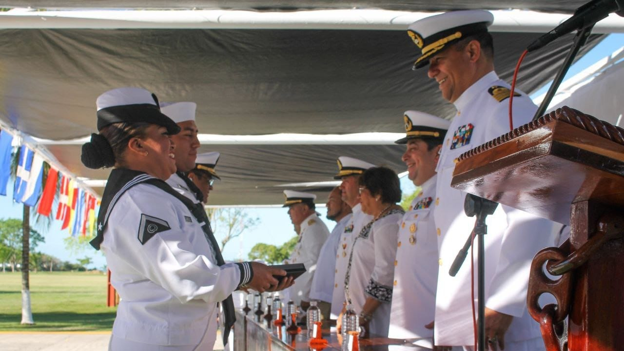 Navales conmemoran la Independencia