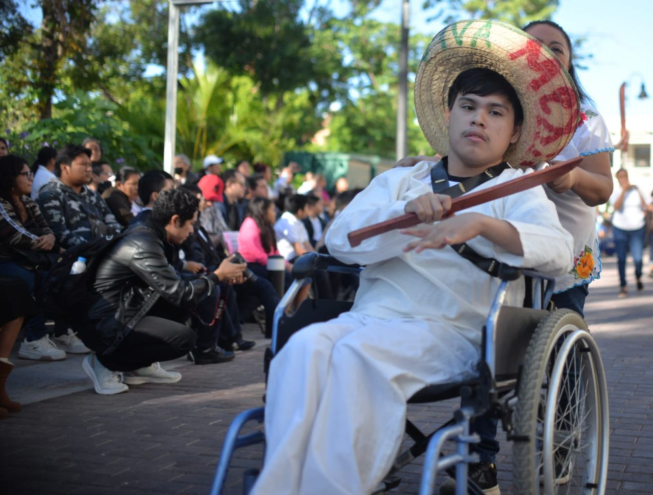 Muchos alumnos del Centros de Atención Múltiple usaron ropas de caracterización, como sombreros y armas de juguete