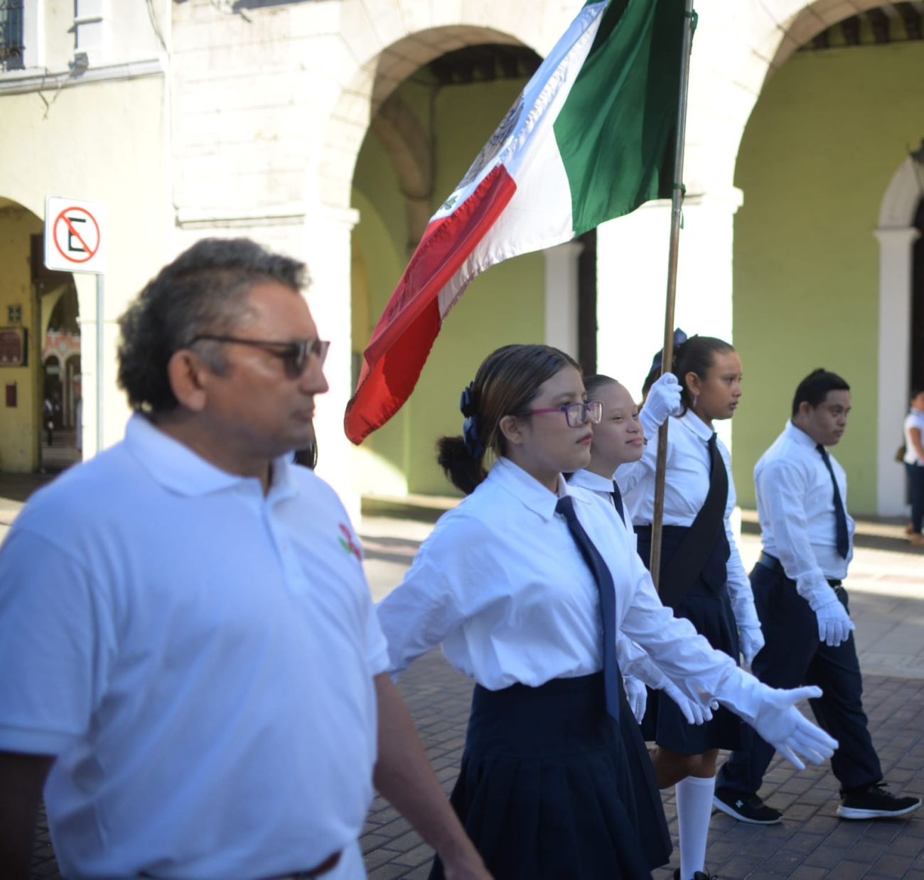 Inclusive escoltas de diversas escuelas marcharon coordinados por las calles de Mérida