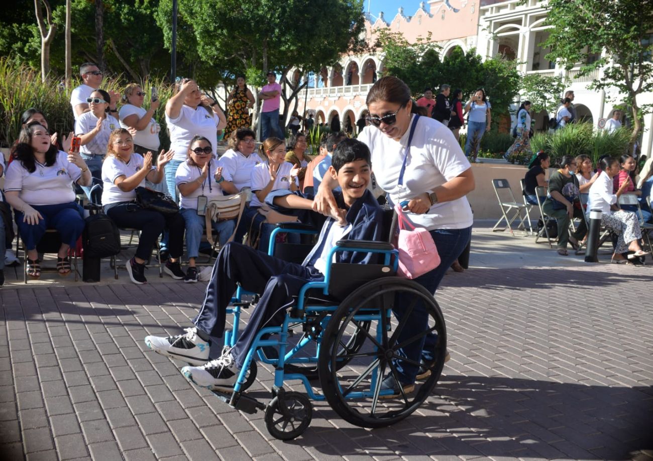 Familiares aplaudieron con orgullo al ver a cada uno de los estudiantes disfrutar del evento