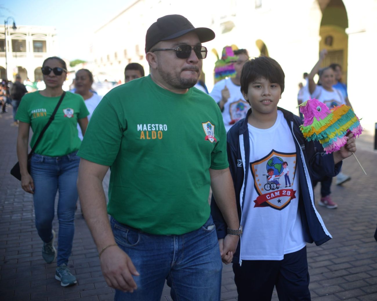 Docentes acompañaron a cada uno de los alumnos durante el recorrido, mostrando su apoyo a sus estudiantes