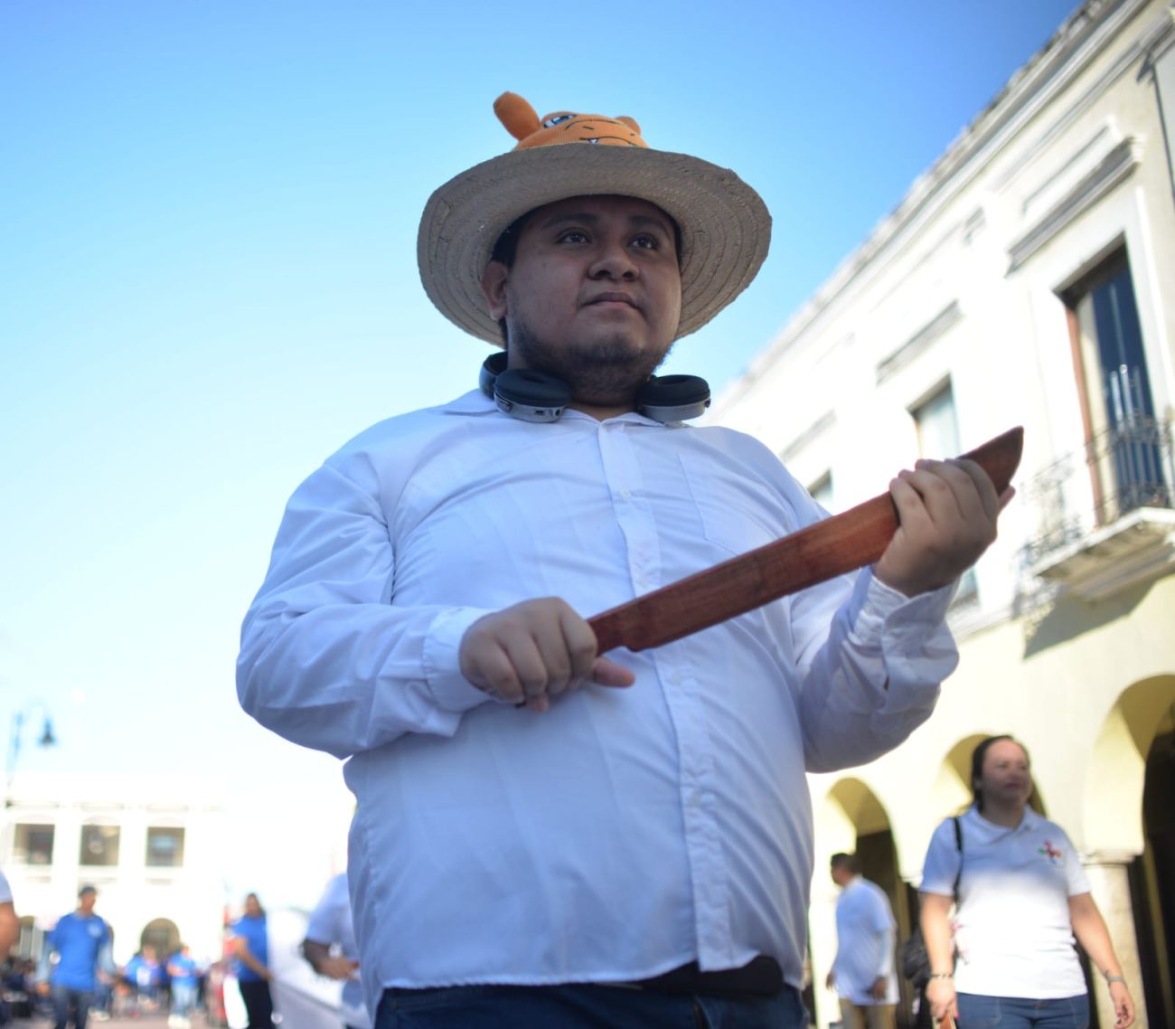 Inclusive profesores se caracterizaron para ir en sintonía con la temática del desfile