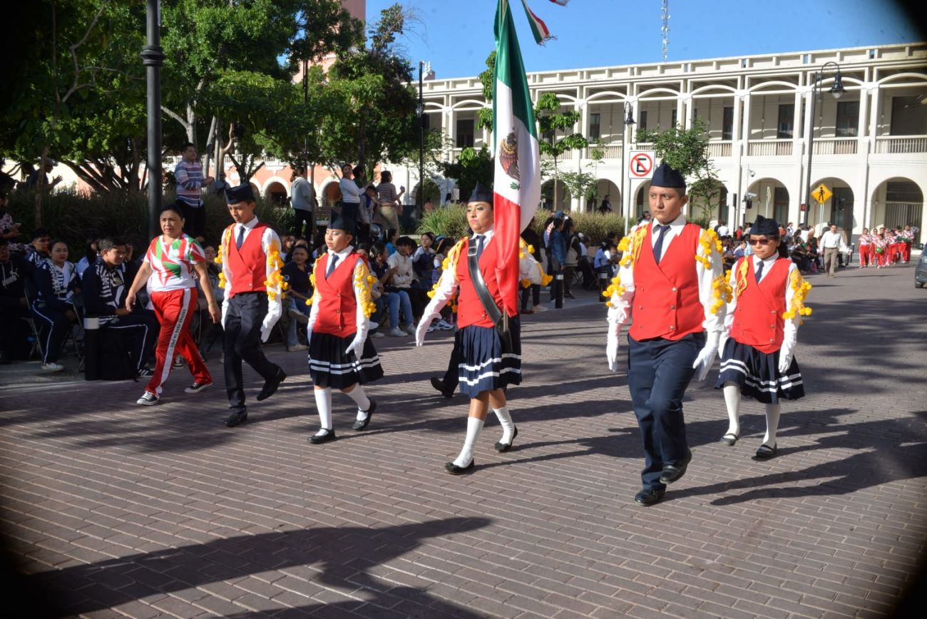 Las escoltas destacaban entre la multitud por sus marchas firmes y seguras