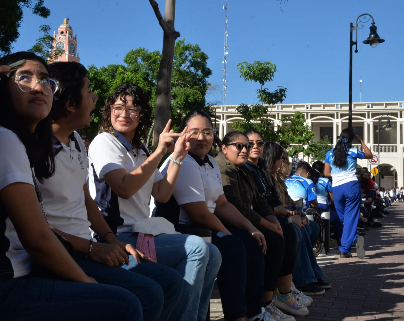 Otros estudiantes se sentaron en los alrededores para admirar el desfile