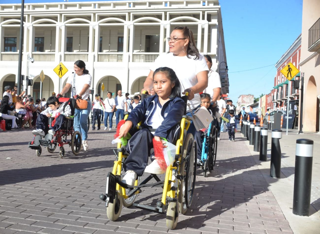 En total fueron 30 Centros de Atención Múltiple de Mérida que se sumaron al desfile