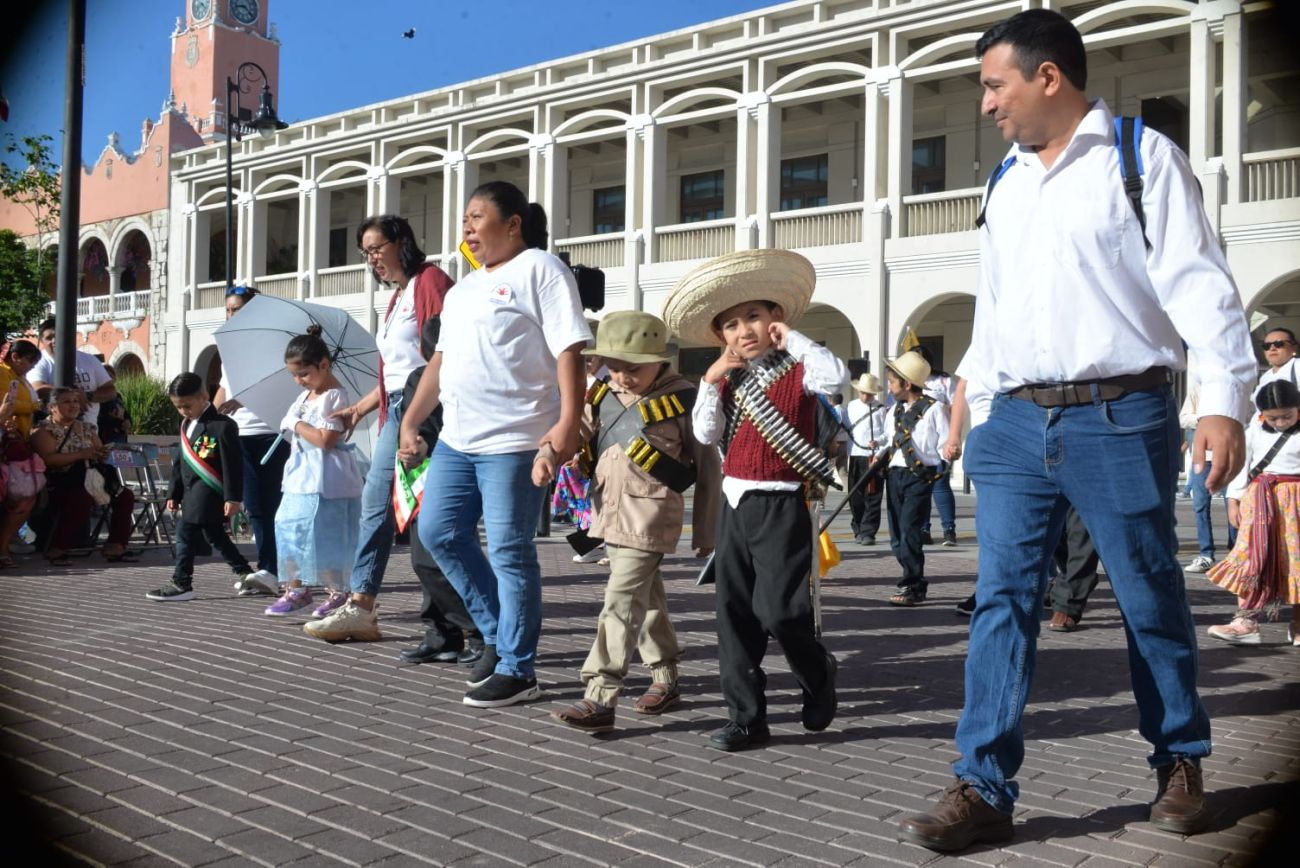 Alumnos de diferentes edades llevaron a cabo el desfile por calles de la ciudad de Mérida