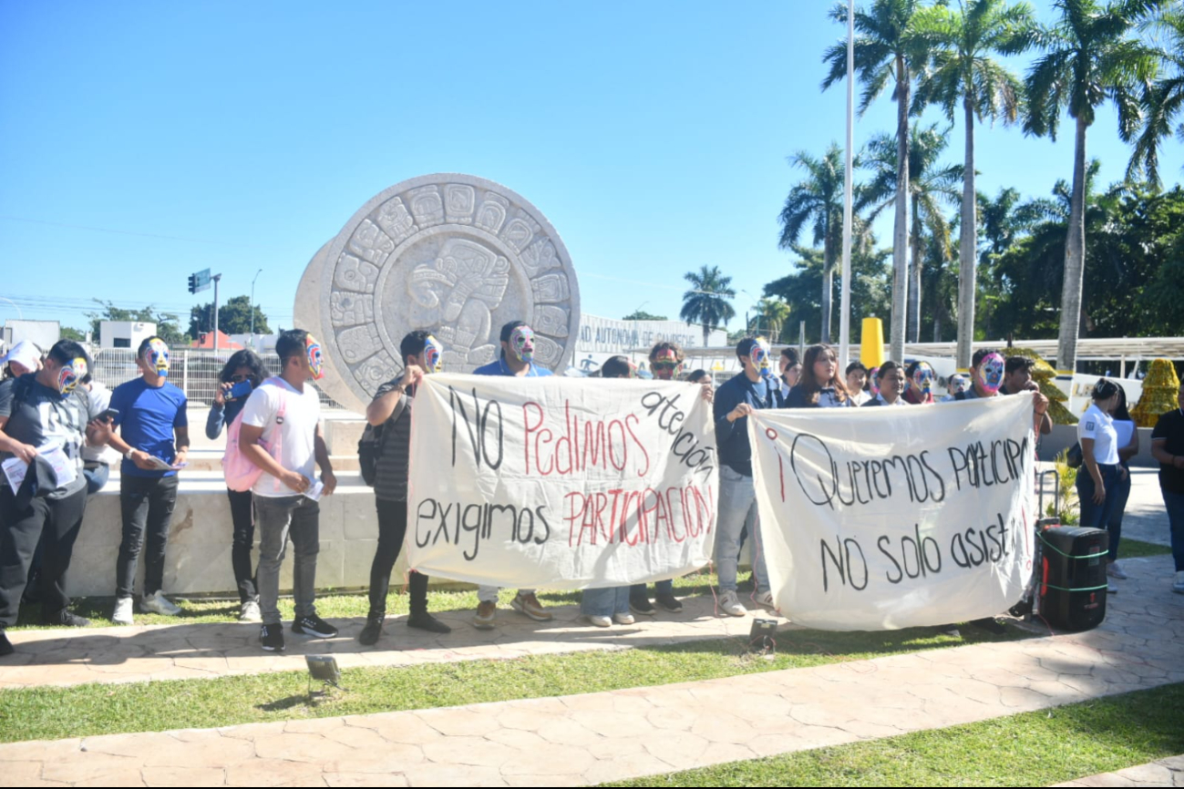 Alumnos de la UAC irrumpieron en la Rectoría exigiendo la reactivación de la Fesauac y elecciones sin imposiciones