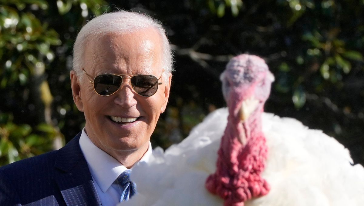 Continuando con la trradición el presidente de EU, Joe Biden, indultó a un par de pavos previo a los festejos del Día de Acción de Gracias