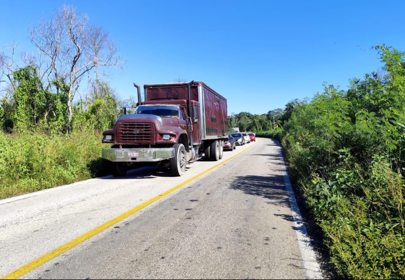 Debido a una mal maniobra, el tráiler de cargamento logró caer en medio de la carretera