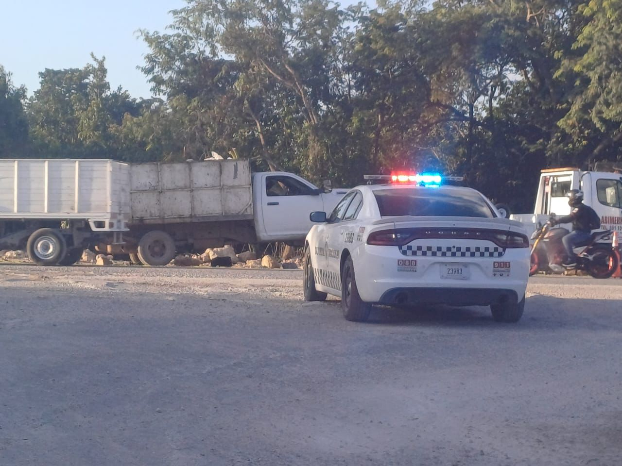 Debido al impacto entre ambos vehículos, terminaron proyectados hacia un área verde