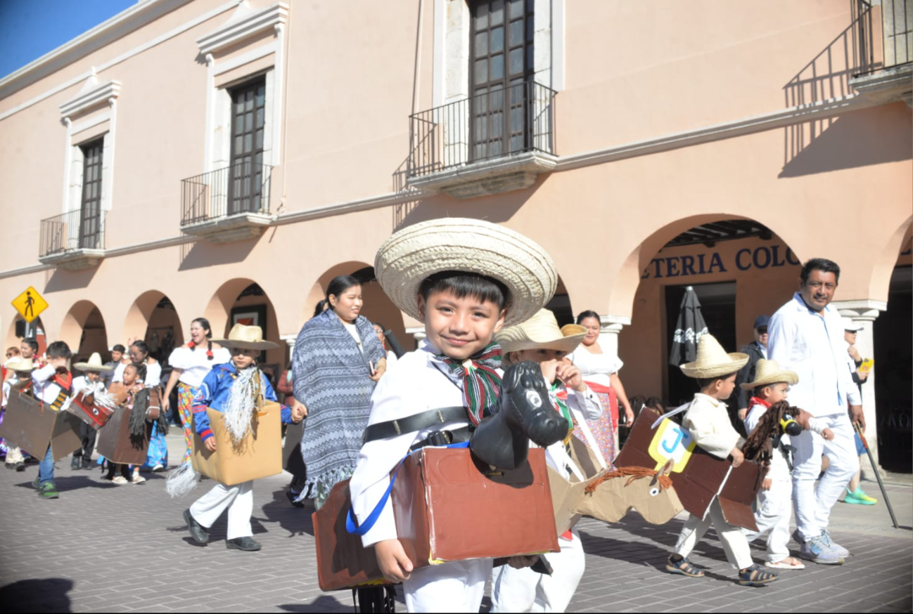 Más de mil alumnos participan en el desfile cívico de Educación Especial en Mérida