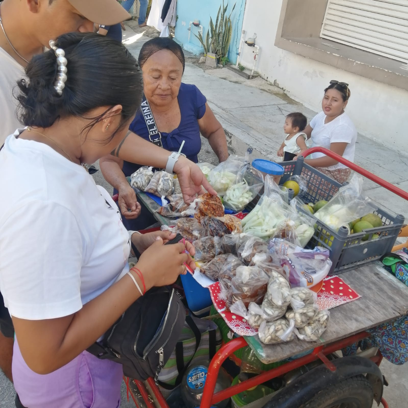 El bazar surgió con el fin de apoyar principalmente a 10 madres solteras