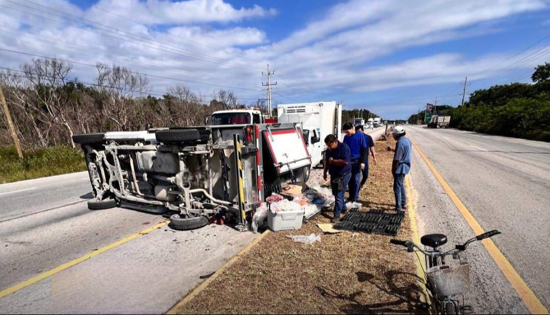 Estalla neumático y provoca volcadura en la carretera Playa del Carmen-Tulum