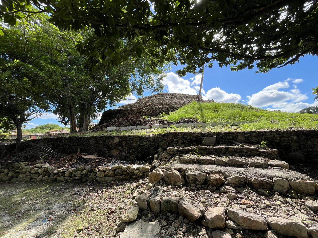 La pirámide de Kabul pasa desapercibida al encontrarse entre las construcciones coloniales del centro de Izamal