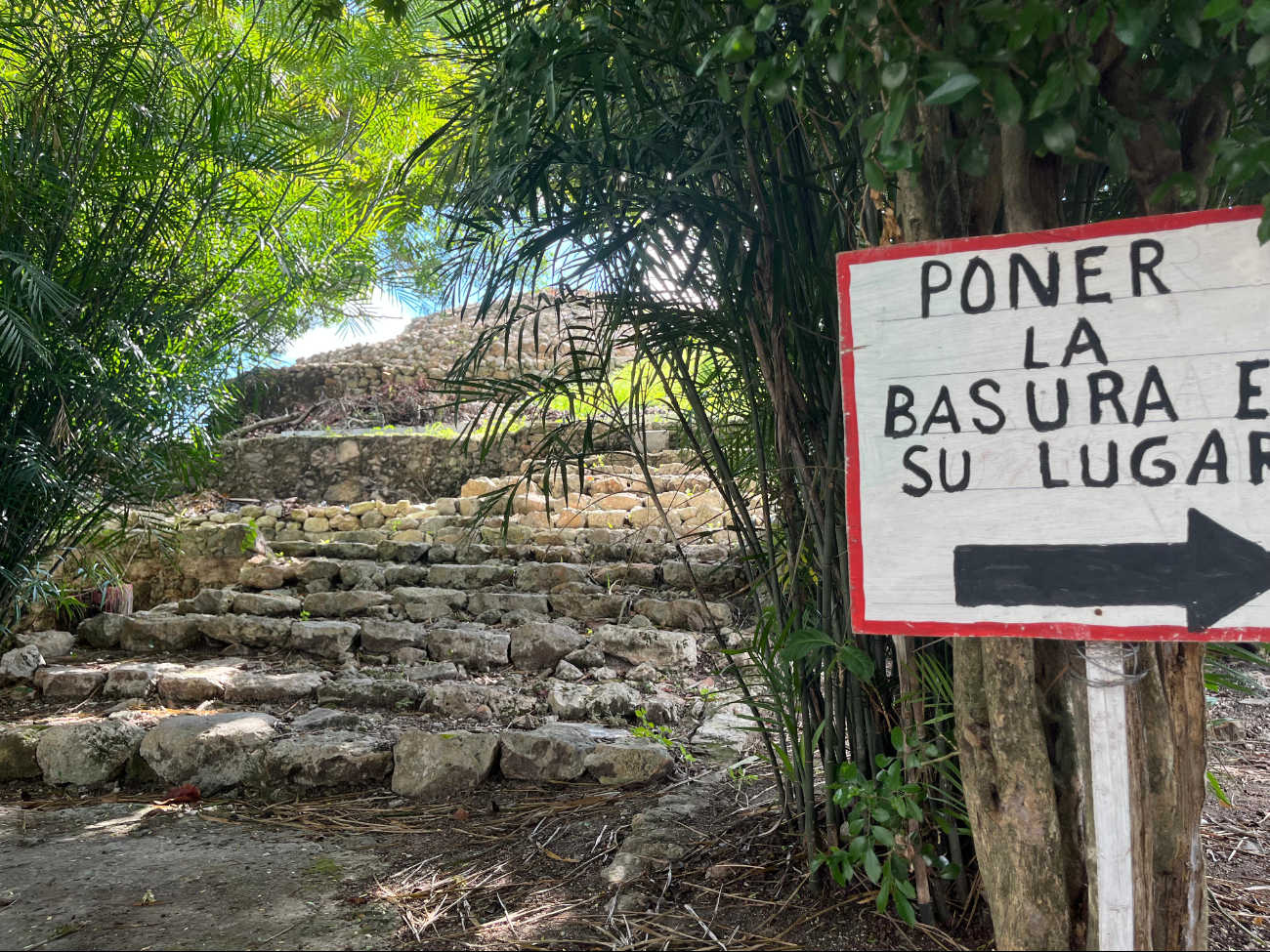 La pirámide se ubica a un costado de una pequeña cancha y unas mesas que sirven de comedor para los estudiantes