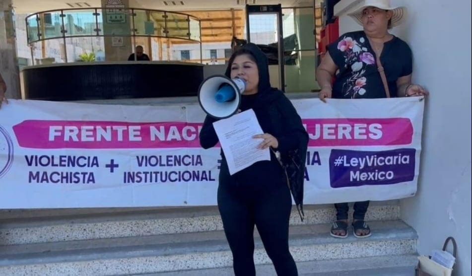 Las mujeres hicieron uso de un altavoz para hacer saber su incoformidad.