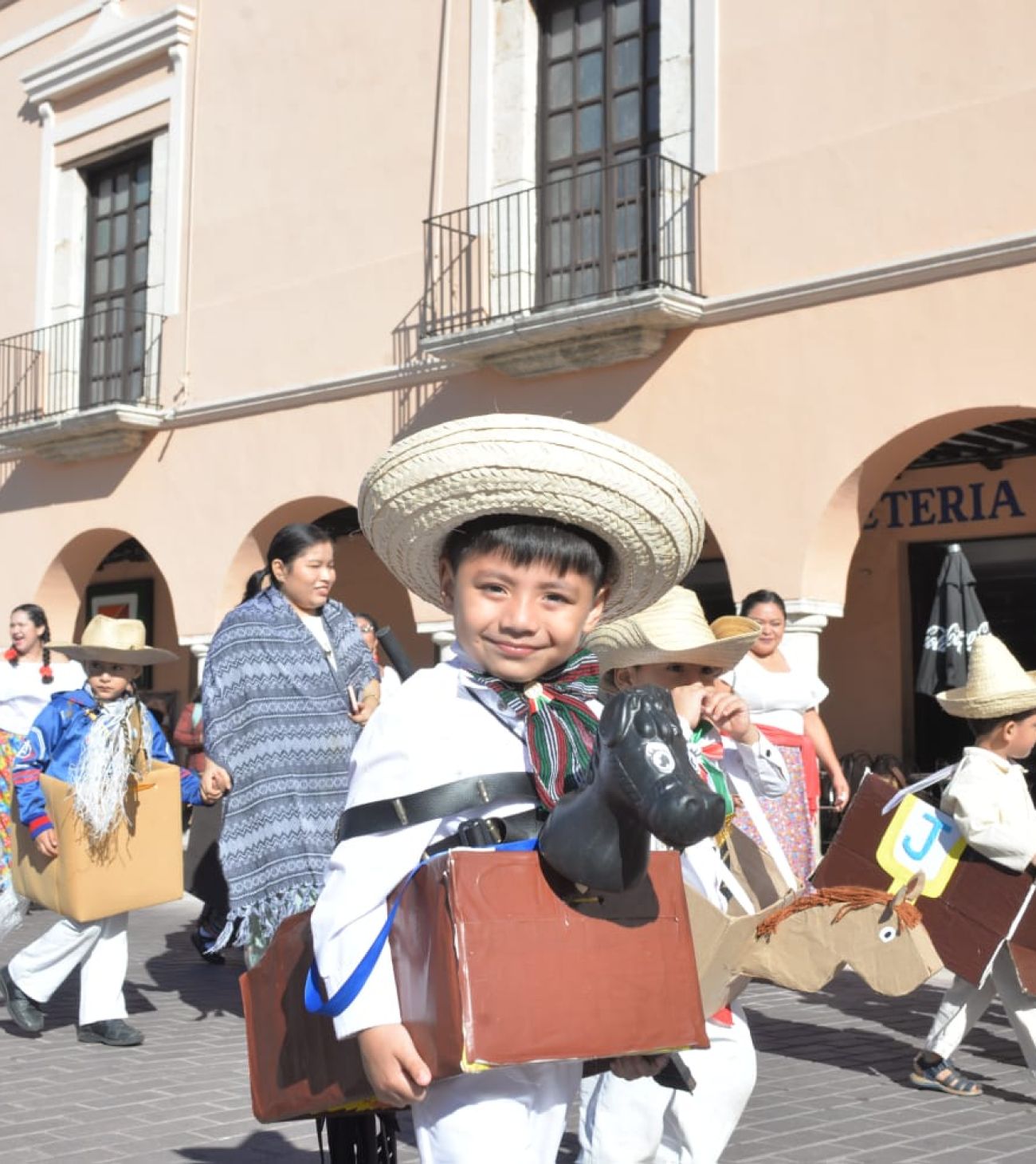 Más de mil alumnos participan en el desfile cívico de Educación Especial en Mérida