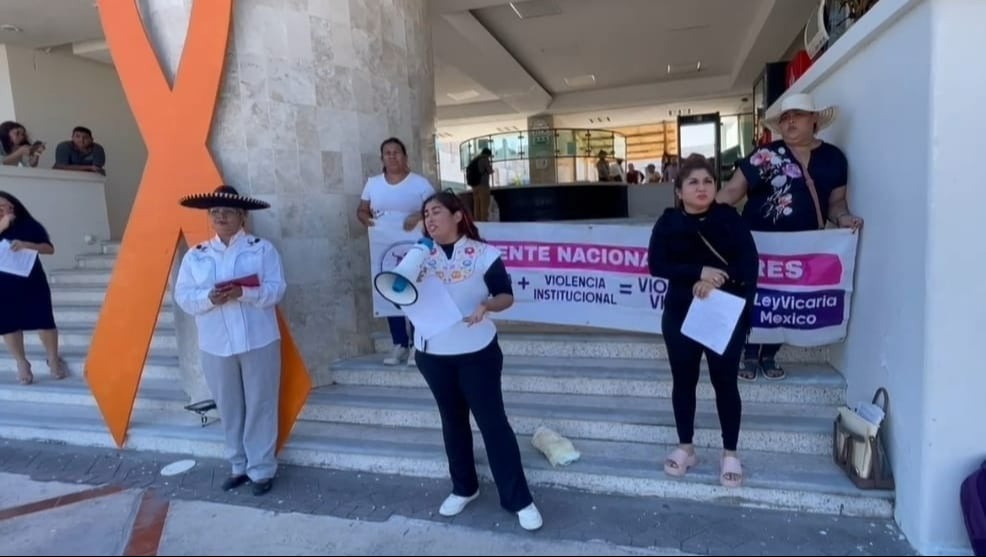 Mujeres protestan en Juzgados Familiares Orales ante violencia vicaria en Chetumal.