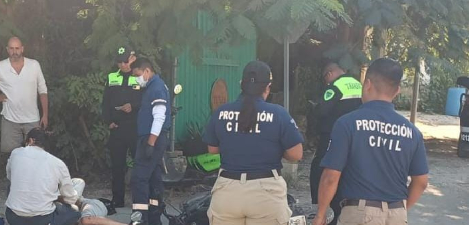 Un accidente en la intersección de las avenidas Satélite y Okot en Tulum dejó a dos mujeres con lesiones de consideración tras caer de su motocicleta