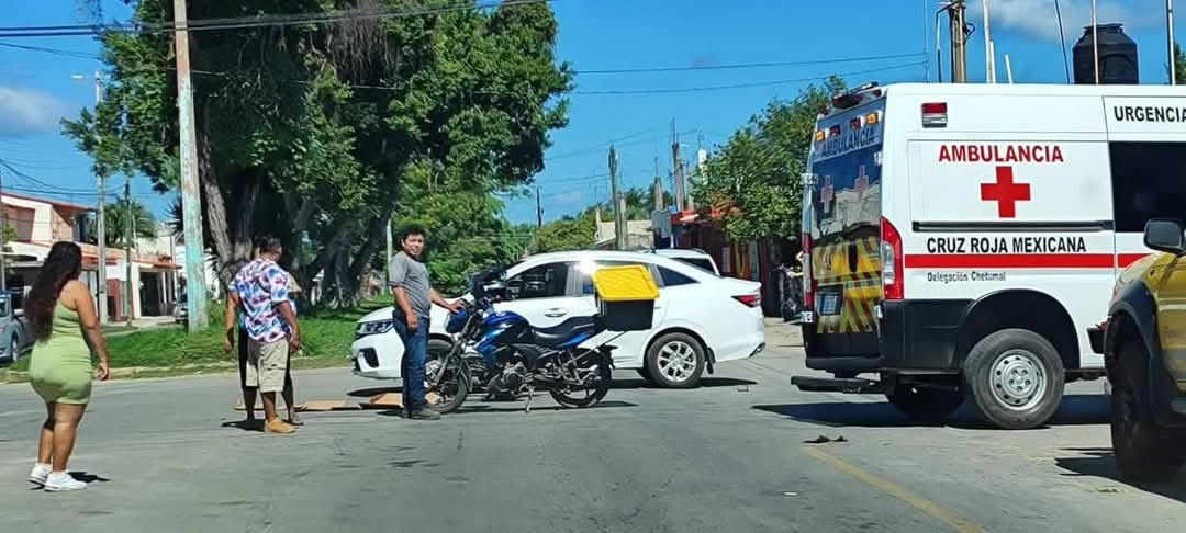 En uno de los accidentes, un automóvil por no respetar el alto se "llevó" a un motociclista