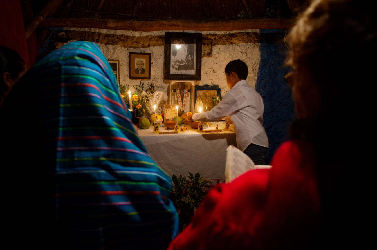 El bix mes, el 30 de noviembre, cierra definitivamente las festividades, guiando a las ánimas al inframundo con velas y ofrendas