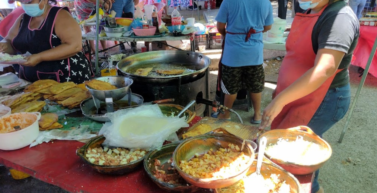 En el tianguis de San Roque también hay áreas de comida