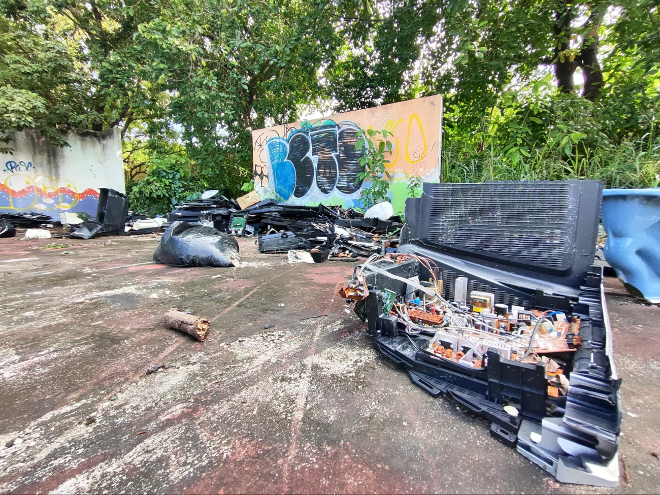 En las canchas del área e pueden encontrar desde bolsas de basura hasta electrodomésticos abandonados