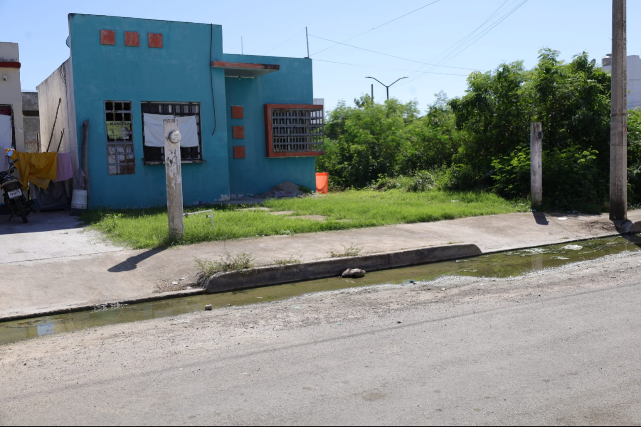 Otro de los problemas de las aguas negras, es el olor, que para varias familias es insoportable