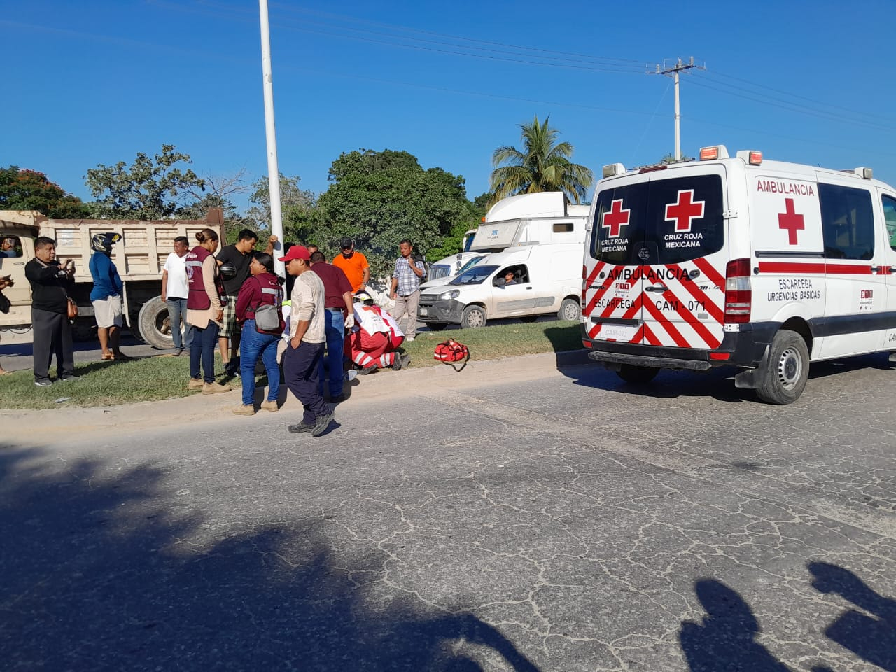 Tanto la mujer como el motociclista resultaron lesionados y fueron atendidos paramédicos