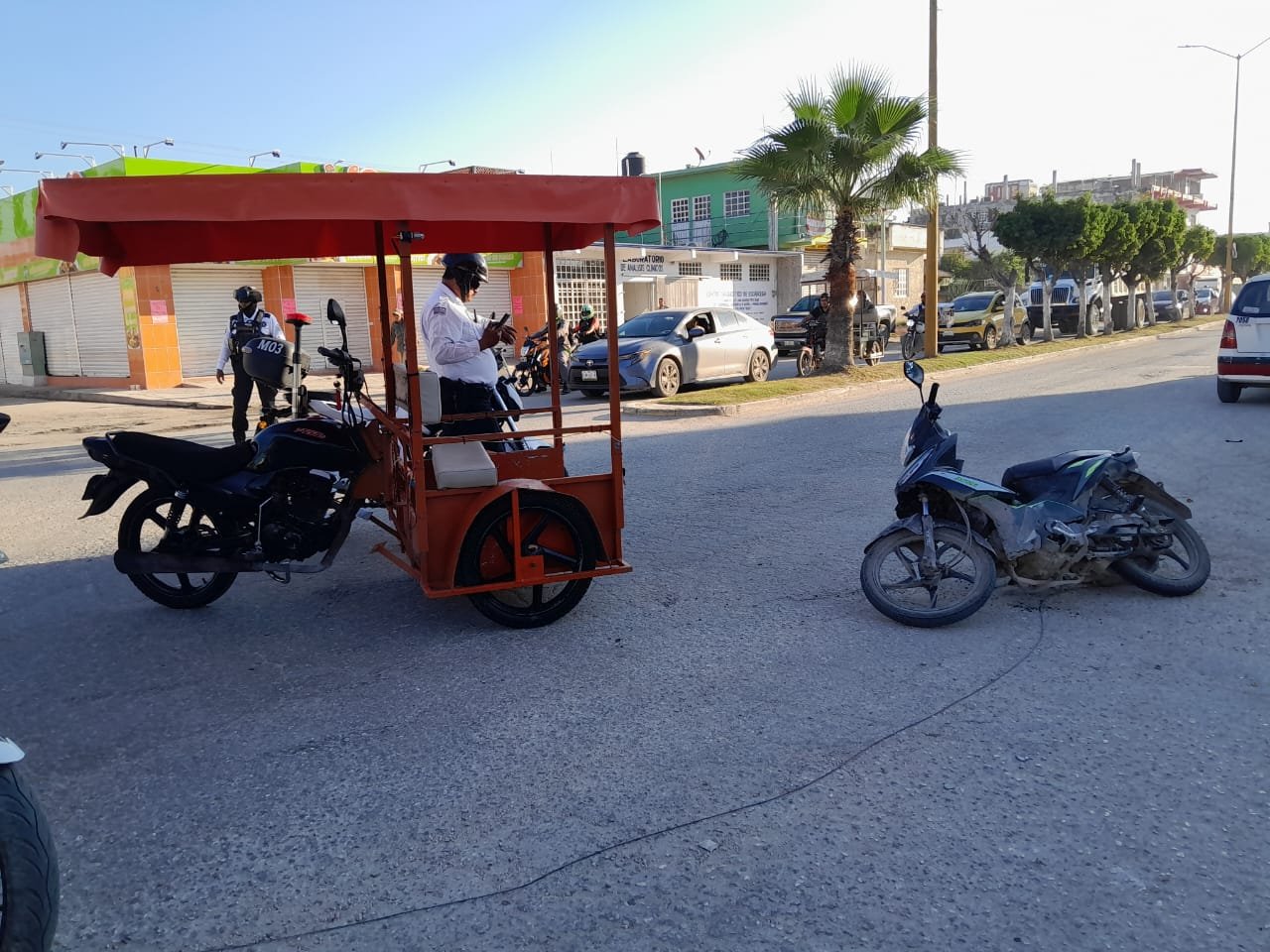 Mujer lesionada en choque entre motocicleta y mototaxi en Escárcega