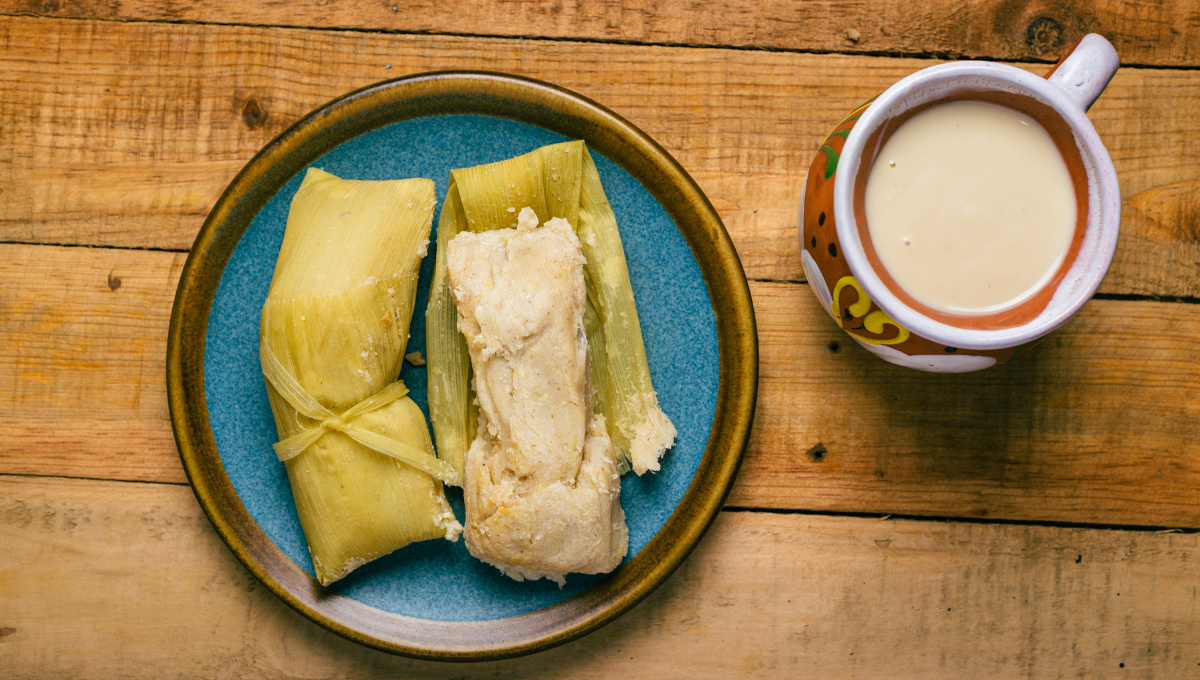 Bebida caliente de masa de maíz, endulzada con piloncillo o chocolate, ideal para acompañar tamales o pan dulce