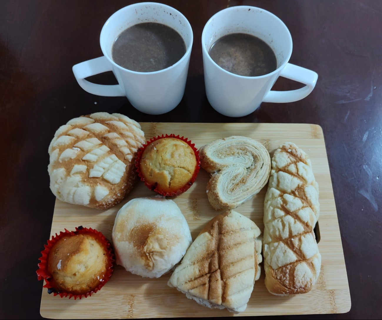 Chocolate caliente al estilo tradicional campechano, acompañado de pan dulce