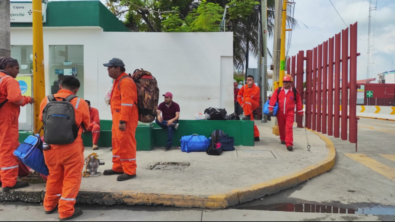 La crisis afecta a decenas de trabajadores que esperan embarcaciones sin éxito y permanecen en hoteles