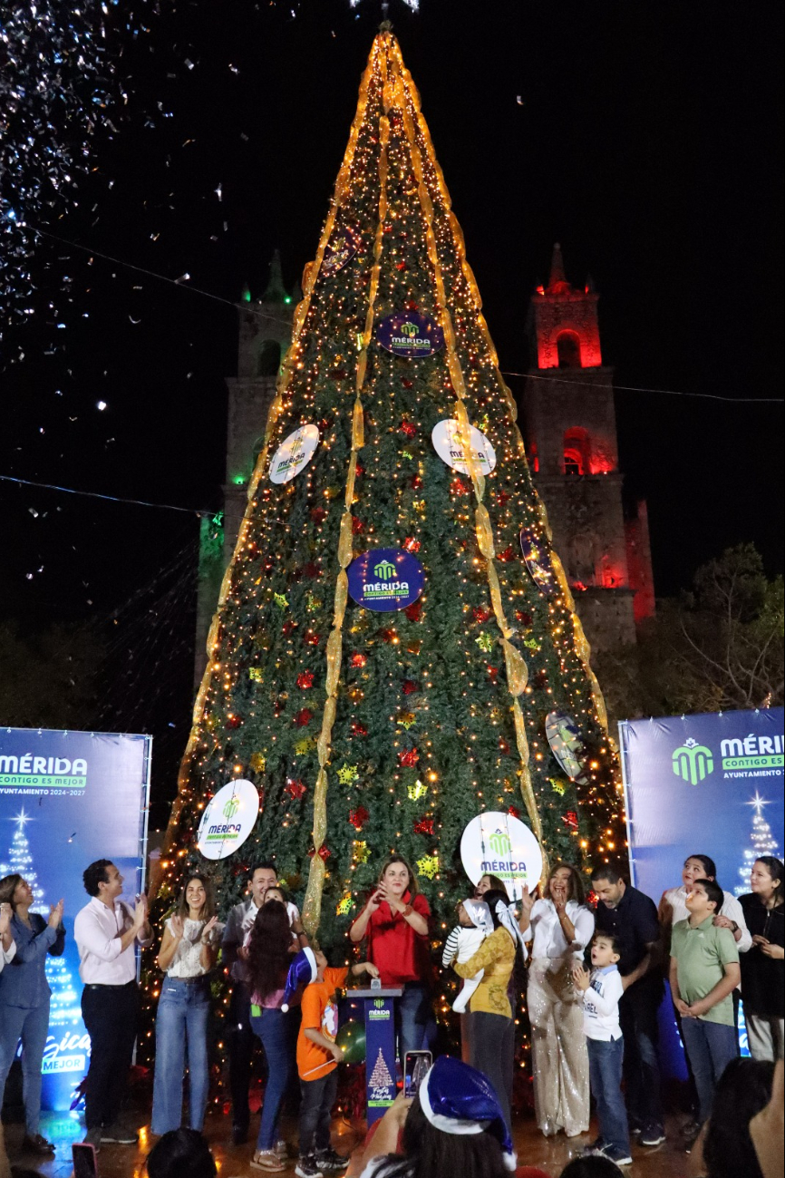 "Las Fiestas Mágicas" inician con el encendido de las luces del árbol navideño.