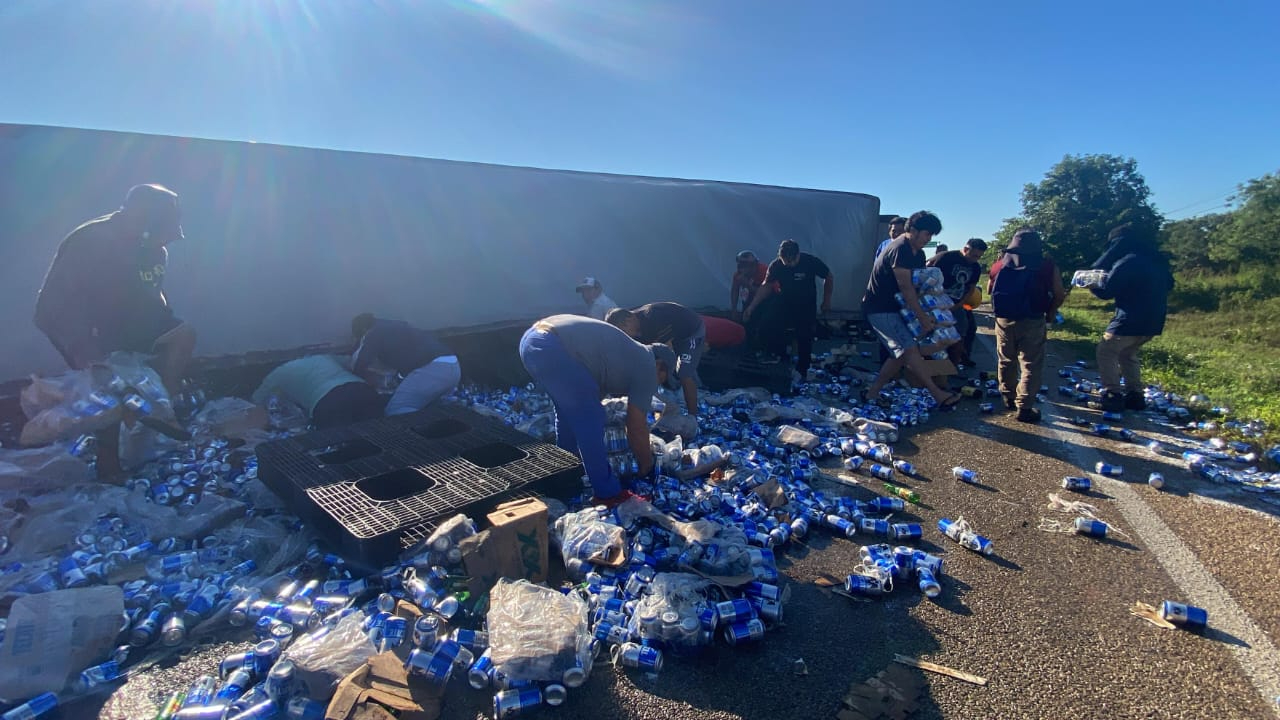 ¡Se arma la fiesta en Calkiní! Pobladores rapiñan cervezas tras volcadura de tráiler