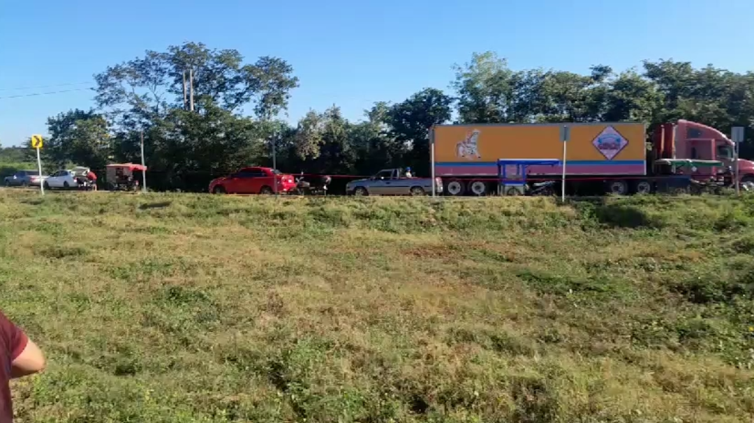 Ciudadanos de Calkiní rapiñaron un tráiler volcado con más de 25 toneladas de cervezas