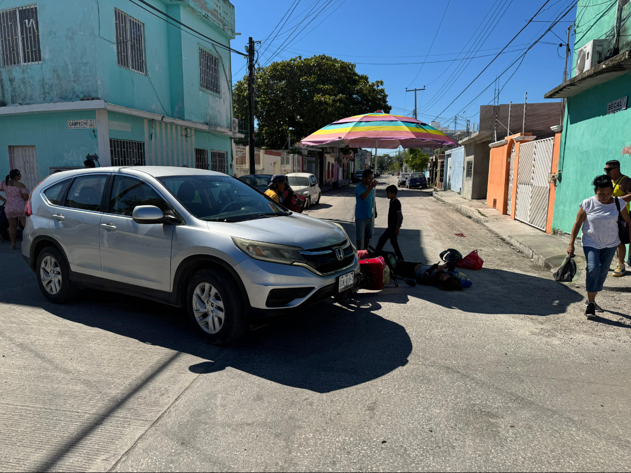 Mujer motociclista accidentada.