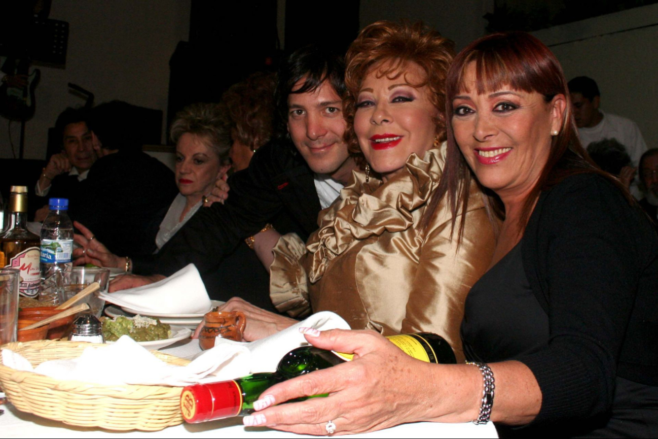 Silvia Pinal junto a dos de sus hijos