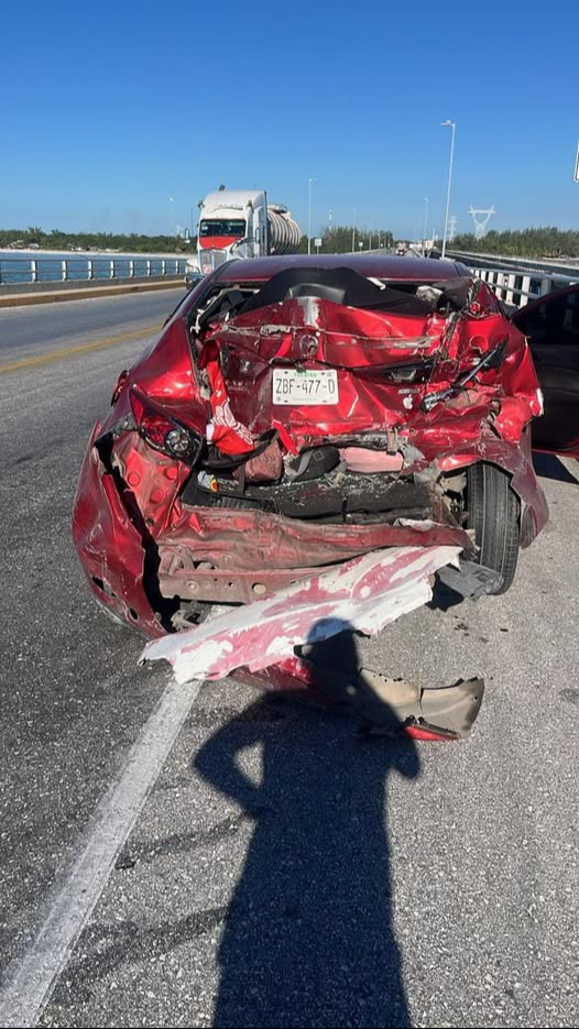 Accidente en el Puente de la Unidad involucra a un tráiler que impactó por detrás a un vehículo con docentes originarios de Dzitbalché