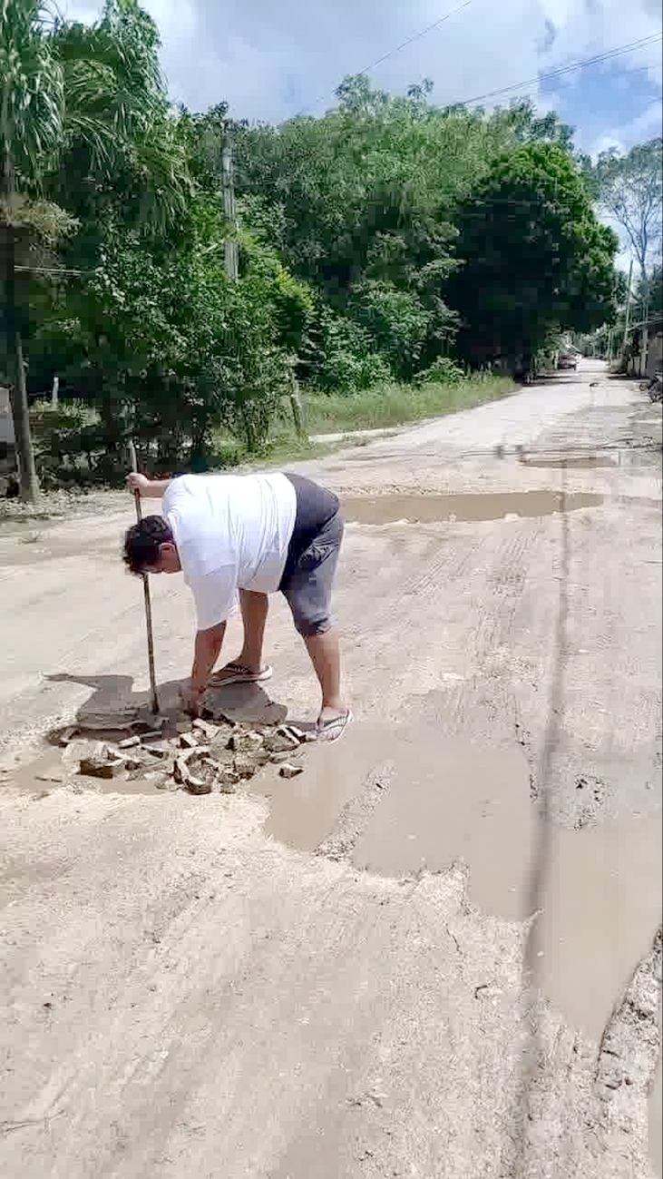 Ante el cansancio de no recibir respuesta de autoridades, ellos mismos obtienen sus recursos para reparar las calles