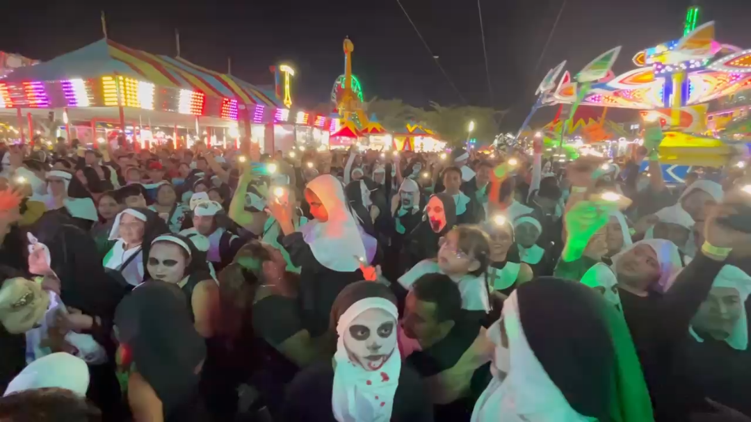 Cientos de personas caracterizadas de monjas, acudieron a la Feria de Xmakuil, buscando superar el récord de la ciudad de Torreón