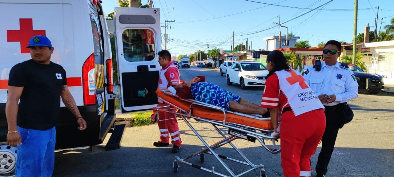 Conductora en Chetumal impacta a personas de la tercera edad.