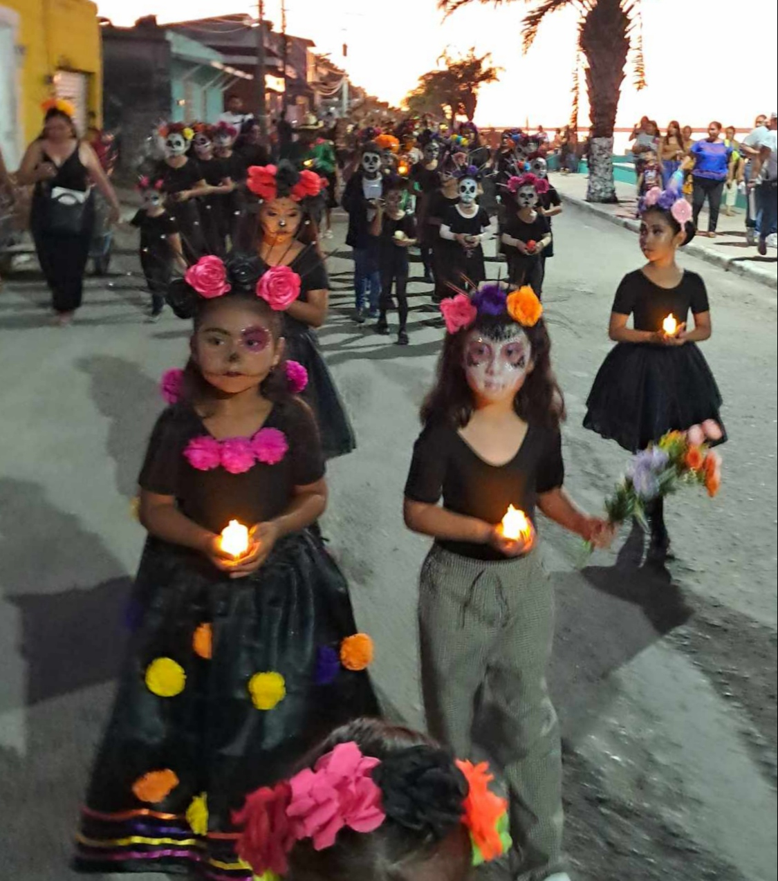 El desfile inició a las 17:00 horas en el estacionamiento del cementerio y recorrió varias calles hasta el parque principal