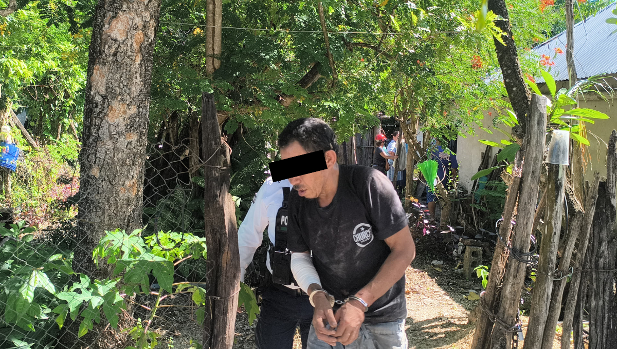  Vecinos de Escárcega sorprenden robando a La Guiva y lo linchan   